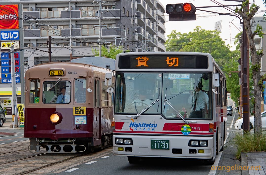 熊本市電5014号車と並走